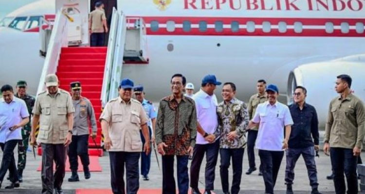 Ket poto Presiden Prabowo Subianto tiba di Pangkalan TNI AU Adisutjipto, Daerah Istimewa Yogyakarta (DIY) (Dok Setpres)