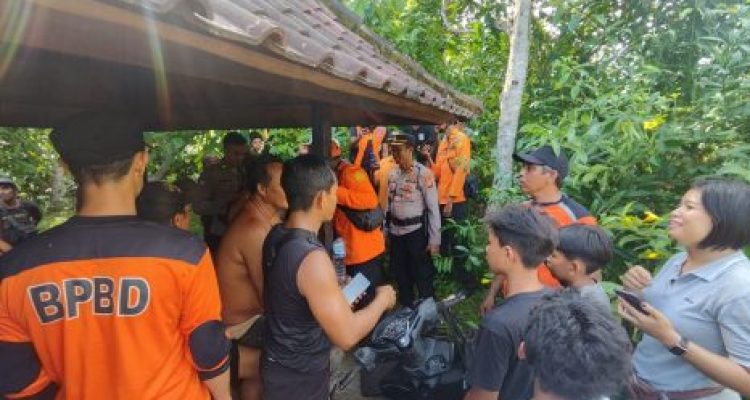 Ket poto: BPBD Jembrana evakuasi kakek yang hilang selama 2 hari