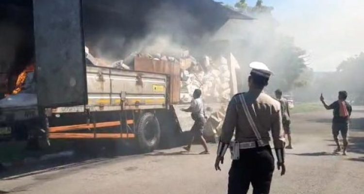 Ket poto: Truk tronton terbakar dibagian muatan diatas kapal berhasil divekuasi