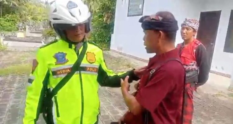 Ket poto: Bendesa Desa Sumbersari mengintrogasi diduga oknum polisi yang diamankan saat perayaan hari suci Nyepi