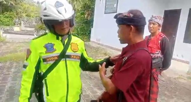 Ket poto: Bendesa Desa Sumbersari mengintrogasi diduga oknum polisi yang diamankan saat perayaan hari suci Nyepi