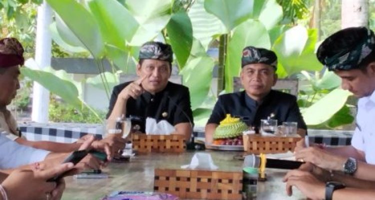 Ket poto: Bupati Jembrana I Made Kembang Hartawan bersama Wakil Bupati I Gede Ngurah Patriana Krisna