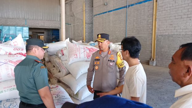Ket poto: Kapolres Jembrana AKBP Endang Tri Purwanto bersama Dandim Jembrana Letkol Inf. M. Adriansyah sidak ke salah satu gudang beras di Negara
