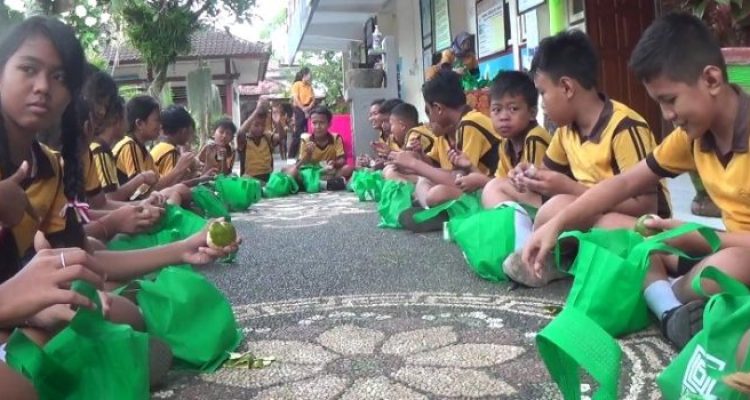Ket poto: Siswa SD mendapatkan bingkisan untk Makan bergizi Gratis