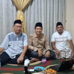 Ket poto: Kepala Dinas DPUPR Kabupaten Tegal Teguh Dwijanto Rahardjo (kana), Humas Pemkab Tegal Heri dan Anggota Komisi III DPRD Kabupaten Tegal Muhammad Zainudin (kiri) di acara tarawih dan silaturahim (tarhim) di Desa Kedungjati, Kecamatan Warureja, Kamis (06/03/2025).
