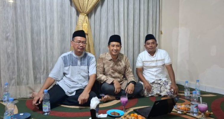 Ket poto: Kepala Dinas DPUPR Kabupaten Tegal Teguh Dwijanto Rahardjo (kana), Humas Pemkab Tegal Heri dan Anggota Komisi III DPRD Kabupaten Tegal Muhammad Zainudin (kiri) di acara tarawih dan silaturahim (tarhim) di Desa Kedungjati, Kecamatan Warureja, Kamis (06/03/2025).