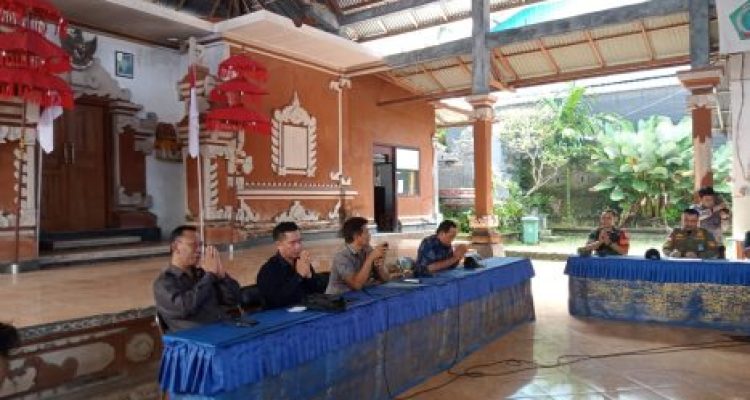 Ket poto: Komisi II DPRD Jembrana mengadakan pertemuan dengan Perbekel serta perangkat Desa Yeh Sumbul