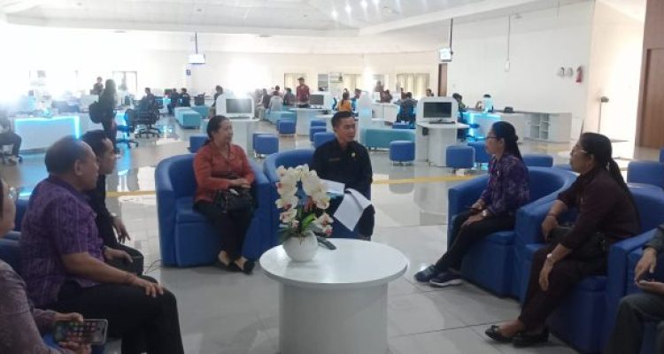 Ket poto: Komisi I dan II DPRD Kabupaten Jembrana melakukan kunjungan kerja di MPP Jembrana Ket poto: Komisi I dan II DPRD Kabupaten Jembrana melakukan kunjungan kerja di MPP Jembrana