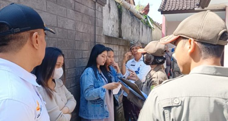 Ket poto: Petugas Gabungan saat memeriksa beberapa duktang yang tidak melengkapi dirinya dengan suket