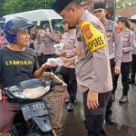 Ket poto: Kapolres Jembrana AKBP Endang Tri Purwanto membagikan takjil kepada pengendara sepeda motor di depan Mapolres Jembrana Ket poto: Kapolres Jembrana AKBP Endang Tri Purwanto membagikan takjil kepada pengendara sepeda motor di depan Mapolres Jembrana