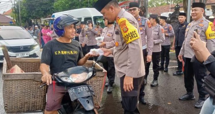 Ket poto: Kapolres Jembrana AKBP Endang Tri Purwanto membagikan takjil kepada pengendara sepeda motor di depan Mapolres Jembrana Ket poto: Kapolres Jembrana AKBP Endang Tri Purwanto membagikan takjil kepada pengendara sepeda motor di depan Mapolres Jembrana