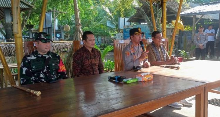 Kapolres Jembrana AKBP Endang Tri Purwanto bersama, Bupati Jembrana I Made Kembang Hartwan, Danding Jembrana Letkol Inf Mohamad Aldiansyah serta BKSDA Bali
