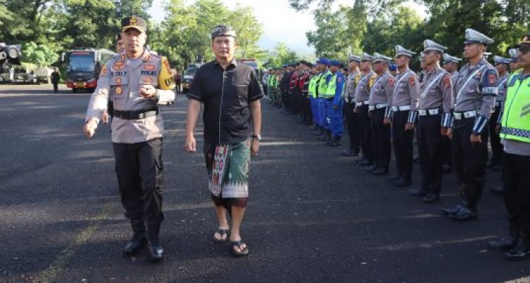 Ket poto: Kapolres Jembrana AKBP Endang Tri Purwanto bersama Bupati Jembrana cek kesiapan personil jelang Operasi Ketupat
