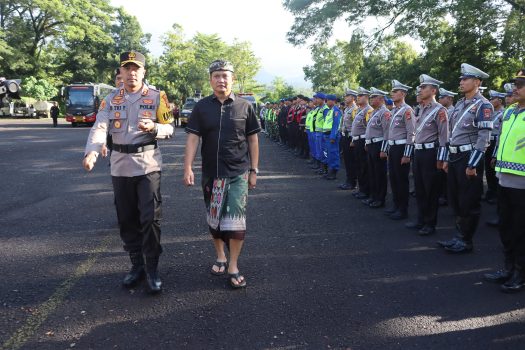 Ket poto: Kapolres Jembrana AKBP Endang Tri Purwanto bersama Bupati Jembrana cek kesiapan personil jelang Operasi Ketupat