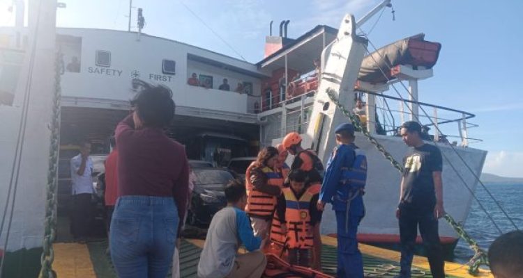 Ket poto: penumpang KMP Nusa Makmur dievakusi Satpolair Polres Jembrana Ket poto: penumpang KMP Nusa Makmur dievakusi Satpolair Polres Jembrana