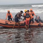 Ket poto: Tim Sar Gabungan evakuasi 2 nelayan yang terombang-ambing di laut Ket poto: Tim Sar Gabungan evakuasi 2 nelayan yang terombang-ambing di laut