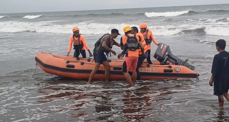Ket poto: Tim Sar Gabungan evakuasi 2 nelayan yang terombang-ambing di laut
