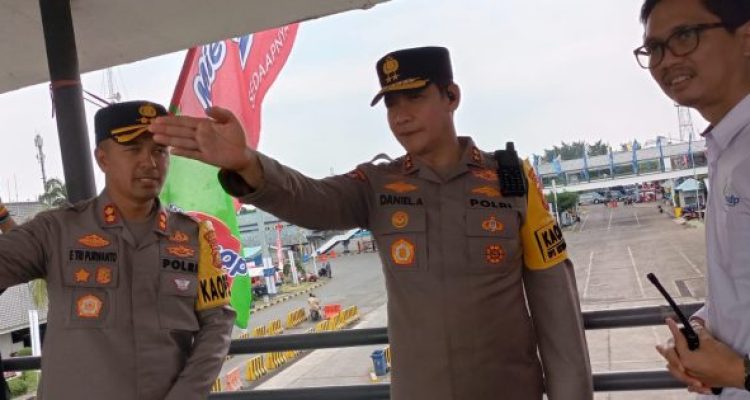 Ket poto: Kapolda Bali didampingi Kapolres Jembrana bersama Manajer Usaha PT ASDP Pelabuhan Gilimanuk memantau arus mudik di Pelabuhan Gilimanuk Ket poto: Kapolda Bali didampingi Kapolres Jembrana bersama Manajer Usaha PT ASDP Pelabuhan Gilimanuk memantau arus mudik di Pelabuhan Gilimanuk