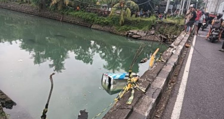Ket poto: Mobil ambulance mengalami kecelakaan terjun ke sungai di jembatan Yehembang