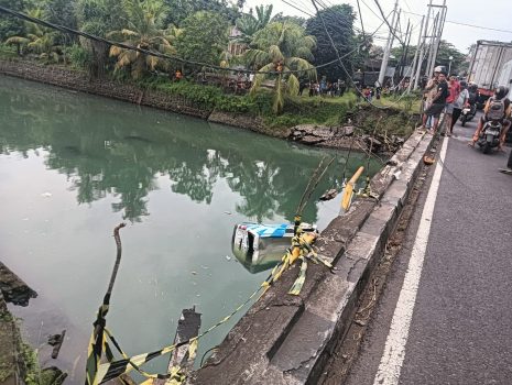 Ket poto: Mobil ambulance mengalami kecelakaan terjun ke sungai di jembatan Yehembang