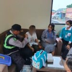 Ket poto: Bayi dan ibunya diamankan di Pos Kemanan Pelabuhan Gilimanuk setelah terjebak macet