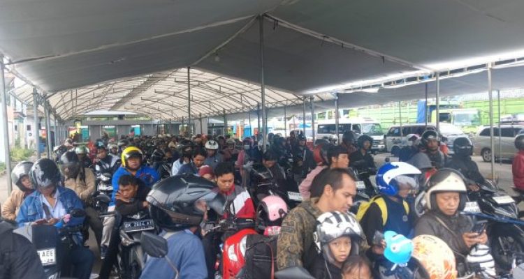 Ket poto: Situasi arus mudik di Pelabuhan Gilimanuk Ket poto: Situasi arus mudik di Pelabuhan Gilimanuk