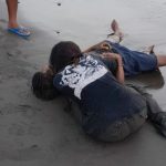 Ket poto: Korban bersama istrinya setelah korban tersambar petir saat mancing