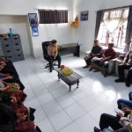 Ket poto: Kapolres Jembrana mengadakan pertemuan deengan Bendesa Adat kelurahan Gilimanuk dan Bendesa Adat Sumbersari terkait video viraloknum polisi mabuk saat Nyepi