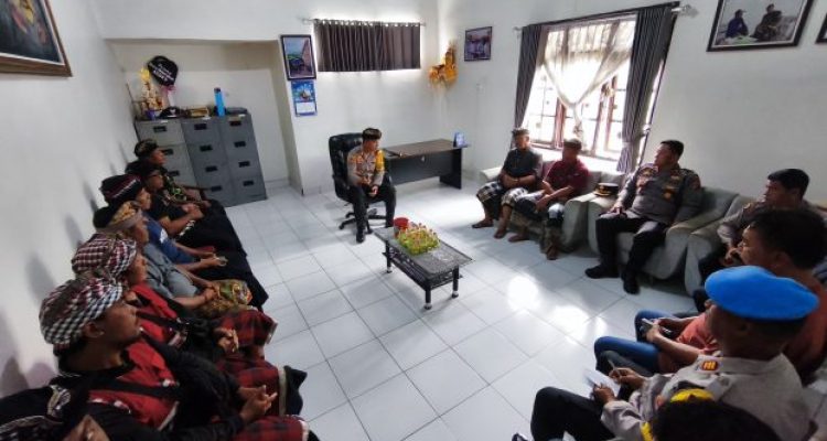 Ket poto: Kapolres Jembrana mengadakan pertemuan deengan Bendesa Adat kelurahan Gilimanuk dan Bendesa Adat Sumbersari terkait video viraloknum polisi mabuk saat Nyepi