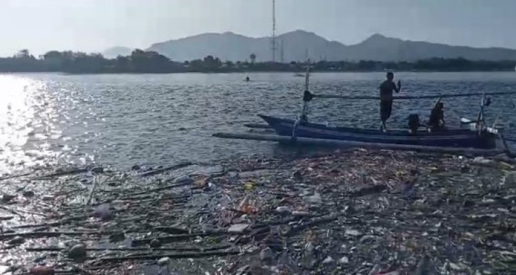 Ket Poto : Nelayan yang menemukan jenazah Mang Amo yang mengapung di laut Ket Poto : Nelayan yang menemukan jenazah Mang Amo yang mengapung di laut
