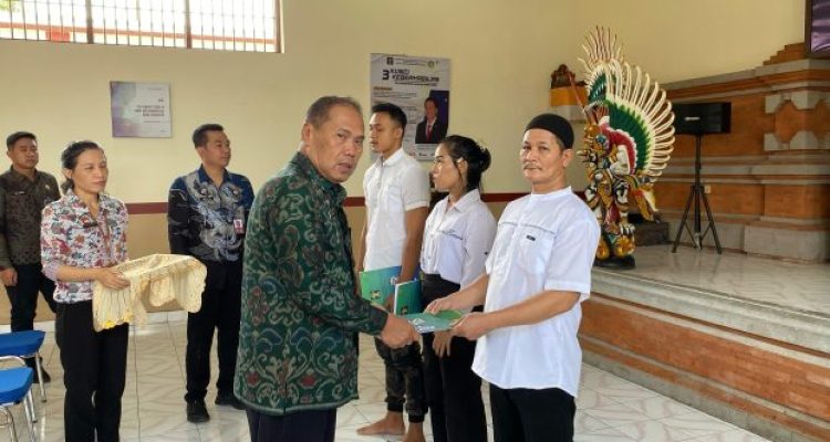 Ket poto: Kepala Rutan Negara, Lilik Subagiyono menyerahkan remisi kepada salah satu napi Rutan Negara Ket poto: Kepala Rutan Negara, Lilik Subagiyono menyerahkan remisi kepada salah satu napi Rutan Negara