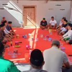 Ket poto: tokoh agama dan tokoh masyarakat Loloan melaksanakan silahturahmi dalam momentum halal bi halal hari raya Idul Fitri di rumah Lurah Loloan Timur, Selasa (1/4).