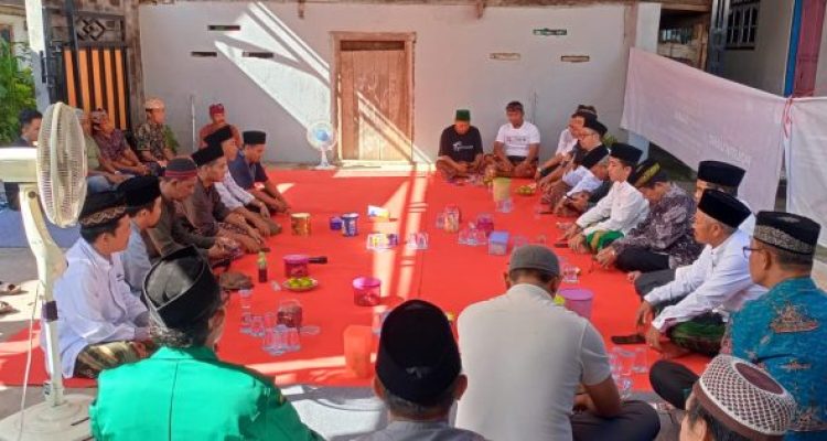 Ket poto: tokoh agama dan tokoh masyarakat Loloan melaksanakan silahturahmi dalam momentum halal bi halal hari raya Idul Fitri di rumah Lurah Loloan Timur, Selasa (1/4).
