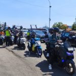 Ket poto: Petugas kepolisian sedang memeriksa kendaraan yang baru turun dari kapal di Pelabuhan Gilimanuk