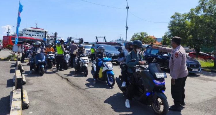 Ket poto: Petugas kepolisian sedang memeriksa kendaraan yang baru turun dari kapal di Pelabuhan Gilimanuk