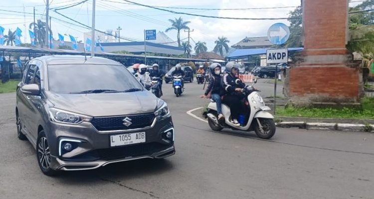 Ket poto: kendaraan yang baru turun dari kapal diarahkan ke Terminal Gilimanuk Ket poto: kendaraan yang baru turun dari kapal diarahkan ke Terminal Gilimanuk