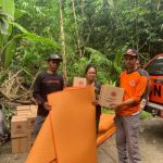 Ket poto: Anggota BPBD Jembrana menyerahkan bantuan kepada salah satu warga yang terisolasi akibat jembatan bambu jebol Ket poto: Anggota BPBD Jembrana menyerahkan bantuan kepada salah satu warga yang terisolasi akibat jembatan bambu jebol