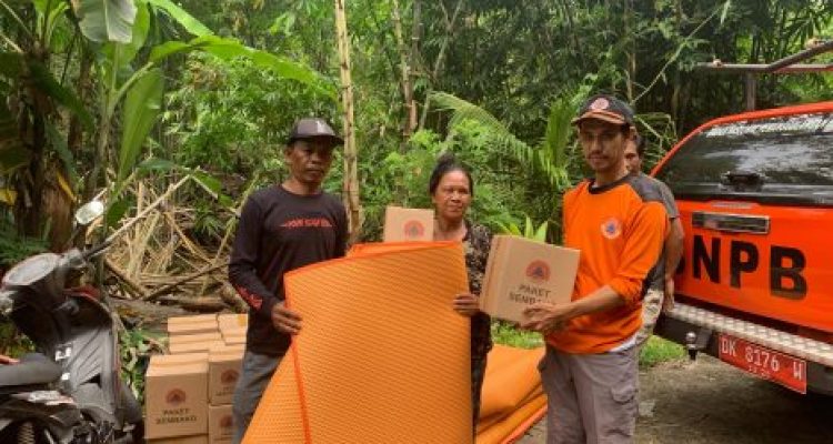 Ket poto: Anggota BPBD Jembrana menyerahkan bantuan kepada salah satu warga yang terisolasi akibat jembatan bambu jebol Ket poto: Anggota BPBD Jembrana menyerahkan bantuan kepada salah satu warga yang terisolasi akibat jembatan bambu jebol