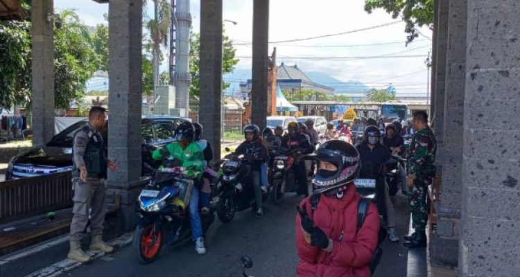 Ket poto: Pemeriksaan KTP di Pos Pemeriksaan Identitas Terminal Gilimanuk Ket poto: Pemeriksaan KTP di Pos Pemeriksaan Identitas Terminal Gilimanuk