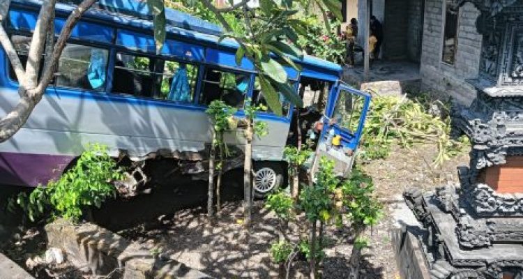 Ket poto: Bus mini terjun ke pekarangan rumah warga di Desa Yehembang