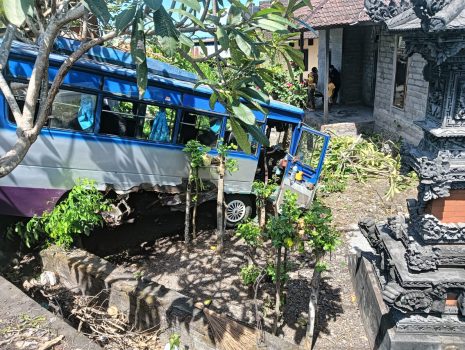 Ket poto: Bus mini terjun ke pekarangan rumah warga di Desa Yehembang
