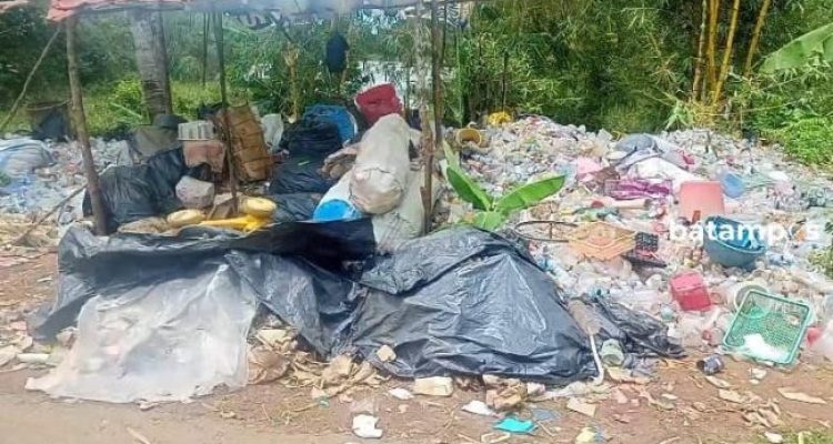 Ket poto: Tumpukan sampah akses menuju Wisata Air Panas di Singkep Pesisir