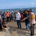 Ket poto: Petugas kepolisian evakuasii tulang belulang diduga kerangka manusia