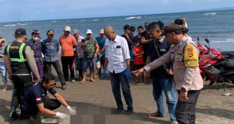 Ket poto: Petugas kepolisian evakuasii tulang belulang diduga kerangka manusia