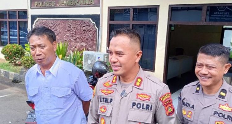 Ket poto: Kapolres Jembrana, AKBP Endang Tri Purwanto, didampingi Kasat Reskrim Polres Jembrana, AKP Made Suharta Wijaya Ket poto: Kapolres Jembrana, AKBP Endang Tri Purwanto, didampingi Kasat Reskrim Polres Jembrana, AKP Made Suharta Wijaya