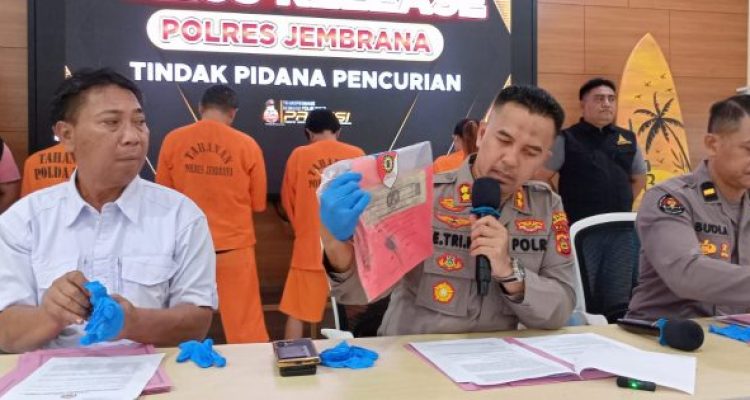 ket poto: Kapolres Jembrana AKBP Endang Tri Purwanto didampingi Kasat Reskrim Polres Jembrana AKP Made Suharta Wijaya serta Kasi Humas Polres Jembrana ket poto: Kapolres Jembrana AKBP Endang Tri Purwanto didampingi Kasat Reskrim Polres Jembrana AKP Made Suharta Wijaya serta Kasi Humas Polres Jembrana