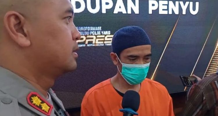 Ket poto: Kapolres Jembrana saat introgasi pelaku penyelundupan penyu hijau