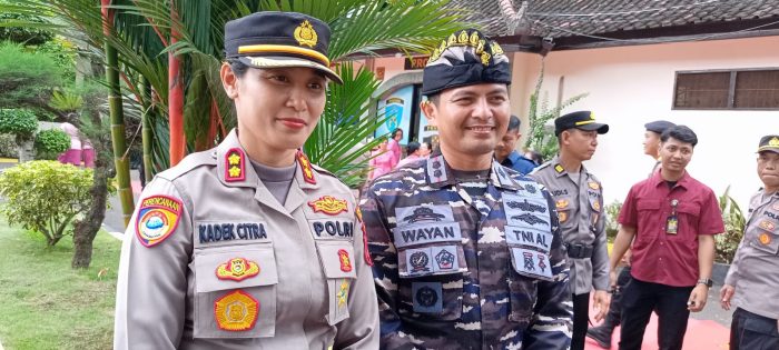Ket poto: Kapolres Jembrana AKBP Kadek Citra Dewi Suparwati didampingi suaminya Danlanal Batam, Letkol Laut (P) I Wayan Rusdiana, S.H., S.T., M.Tr.Opsla.
