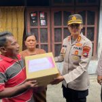 Ket poto: Kapolres Jembrana AKBP Kadek Citra Dewi Suparwati menyerahkan sembako kepada masyarakat