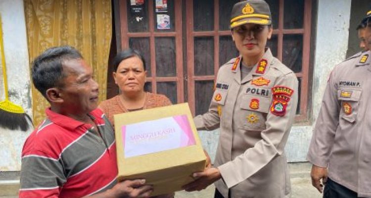 Ket poto: Kapolres Jembrana AKBP Kadek Citra Dewi Suparwati menyerahkan sembako kepada masyarakat